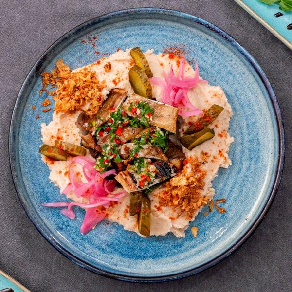 Urechi de porc la jar pe pat de cremă de fasole și salată